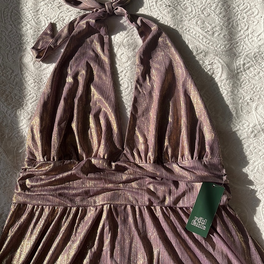 Brand new dress. It has a zipper. Elastic.